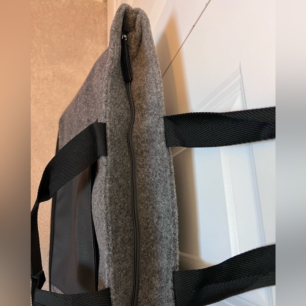 Travel tote with shoe compartment. Zip top - Picture 4 of 5